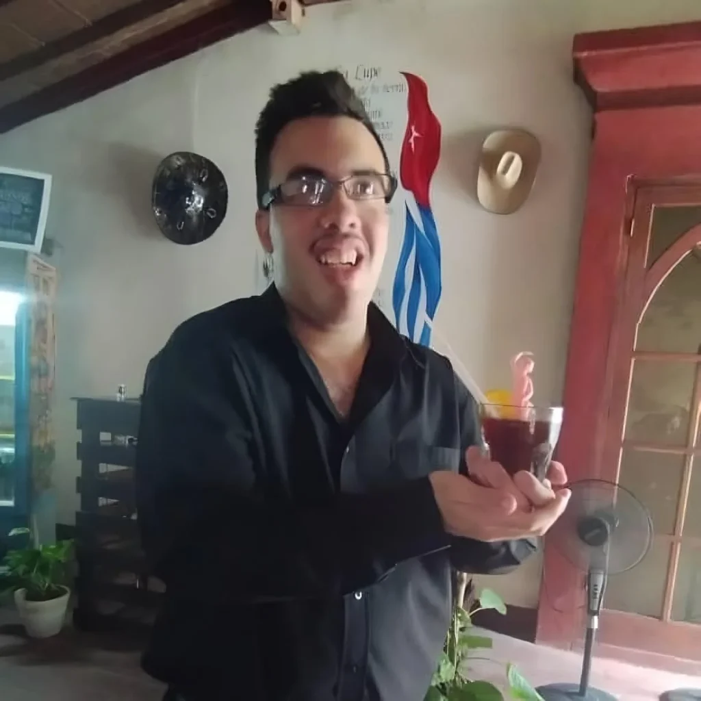 Joven adulto en Situación de discapacidad intelectual presenta un coctel