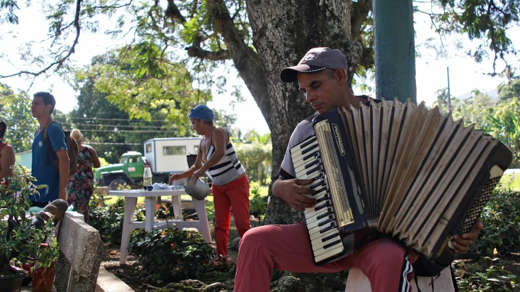 hombre tocando un acordeón