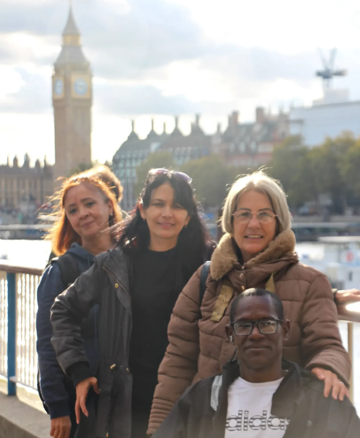 4 personas posando para una fotografía