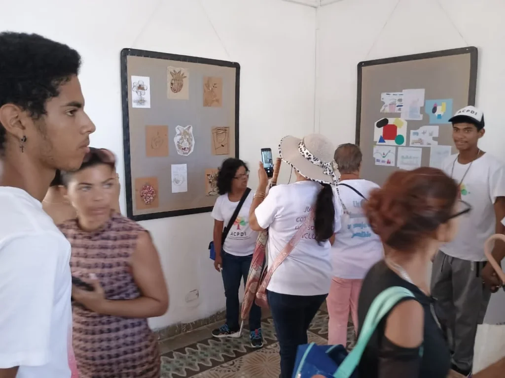 varias personas mirando una exposición